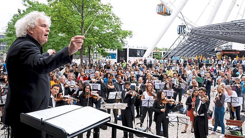 Vor gut einem jahr dirigierte Simon Rattle vor dem Riesenrad im Werksviertel einen Flashmob mit Musikern aus ganz Bayern, um gegen Söders "Denkpause" beim Konzerthaus, das an dieser Stelle gebaut werden soll. Vor gut einem jahr dirigierte Simon Rattle vor dem Riesenrad im Werksviertel einen Flashmob mit Musikern aus ganz Bayern, um gegen Söders "Denkpause" beim Konzerthaus, das an dieser Stelle gebaut werden soll.