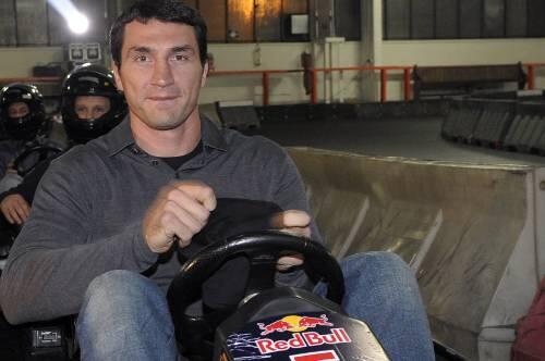 Übt schon mal, um später mit seinen Kindern zu fahren: Wladimir Klitschko im Cart.