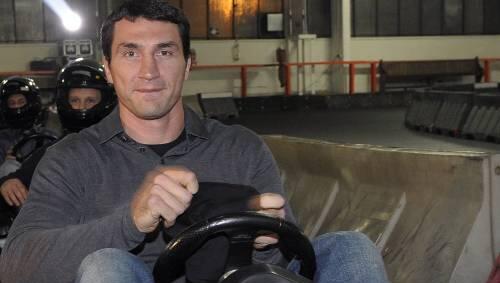 Übt schon mal, um später mit seinen Kindern zu fahren: Wladimir Klitschko im Cart. Übt schon mal, um später mit seinen Kindern zu fahren: Wladimir Klitschko im Cart.