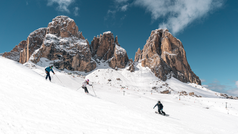 Das Val di Fassa ist mit 210 km Pisten und 80 Skiliften und fünf ausgezeichneten Skischulen pure Magie für Groß und Klein. Das Val di Fassa ist mit 210 km Pisten und 80 Skiliften und fünf ausgezeichneten Skischulen pure Magie für Groß und Klein.