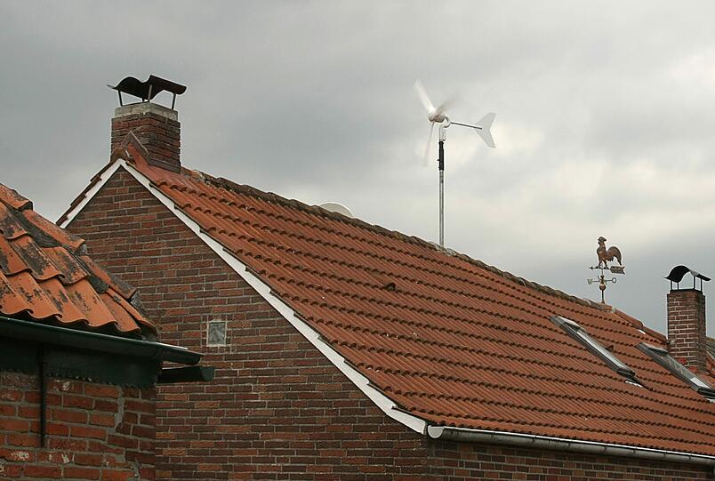 Der Wind treibt den Propeller an und der Strom fließt. Wer sich ein Windrad auf das eigene Dach stellen will, muss sich auch über die durchschnittliche Windgeschwindigkeit in seiner Region informieren.