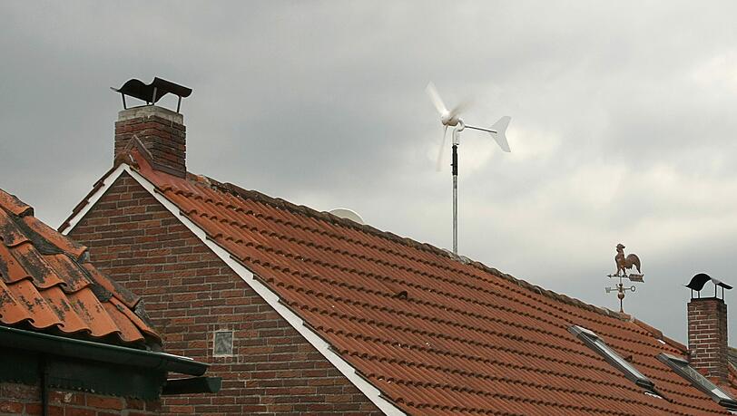 Der Wind treibt den Propeller an und der Strom fließt. Wer sich ein Windrad auf das eigene Dach stellen will, muss sich auch über die durchschnittliche Windgeschwindigkeit in seiner Region informieren.