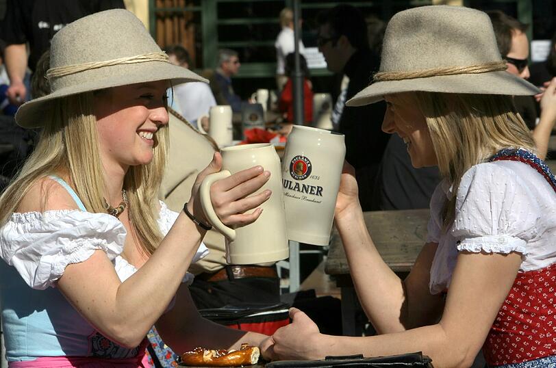 Touristinnen Lisa aus London und Claire aus Manchester beim trinken einer Maß Starkbier. Sind das typische Touristinnen aus UK?
