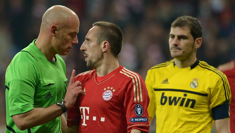 Pfiff Bayern im April in Madrid: Howard Webb (l.) Pfiff Bayern im April in Madrid: Howard Webb (l.)