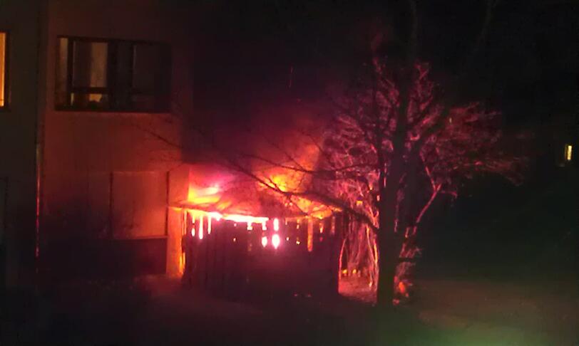 Ein Feuer in Berg am Laim hat eine Terrasse in Brand gesetzt. Die Bilder vom Feuer.