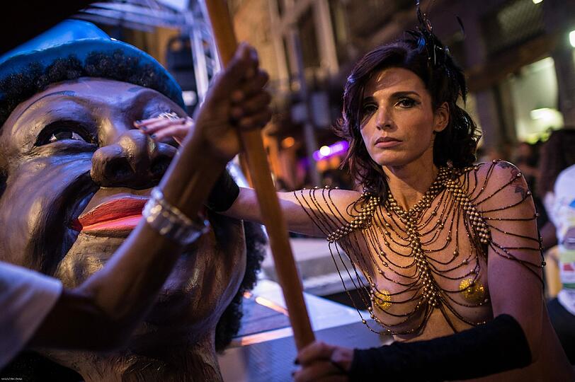 Ziemlich bunt, ziemlich heiß und ziemlich nackt: Beim Sambodromo tobt der brasilianische Karneval bei Temperaturen von über 30 Grad. Die Bilder.
