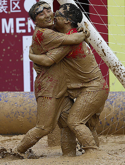 Schlammschlacht: 32 Teams kämpfen in Peking beim "Swamp Soccer China" um den Titel.