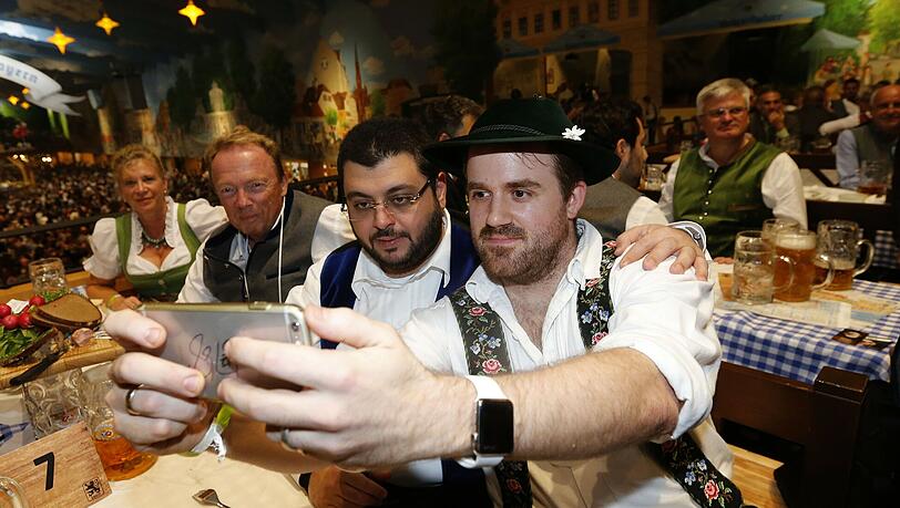 Auch der Investor war am Dienstag mit seinen Löwen auf der Wiesn. Auch der Investor war am Dienstag mit seinen Löwen auf der Wiesn.