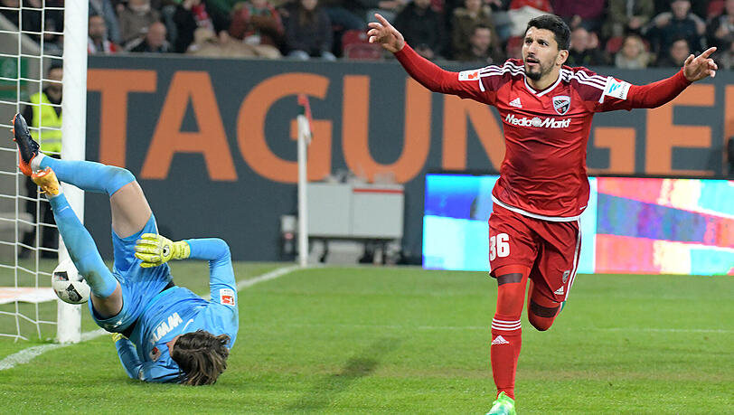 Almog Cohen vom FC Ingolstadt jubelt nach seinem Treffer zum 3:0 gegen den FC Augsburg. Almog Cohen vom FC Ingolstadt jubelt nach seinem Treffer zum 3:0 gegen den FC Augsburg.