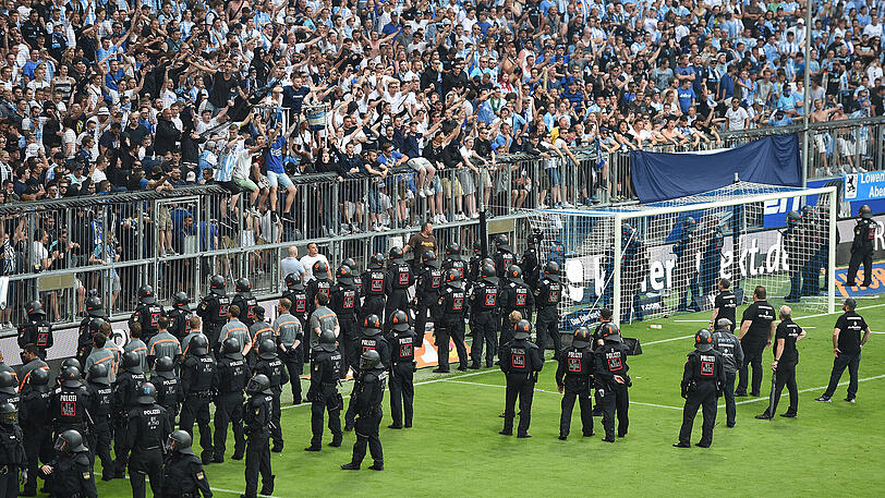 Weil in der Allianz Arena die Sitzschalen flogen, bleiben im Grünwalder die Ränge leer.