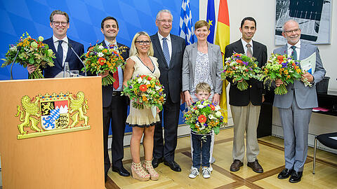 Einbürgerung im Innenministerium (v.l.): Brite Anthony Davies, Libanese Oscar Hamid Soueif, Ukrainerin Nataliya Zech, Annamaria Varga-Balough aus Ungarn mit Sohn Theo, Mexikaner Emmanuel Bautista Zamudio und Benoit Cliquet aus Frankreich.