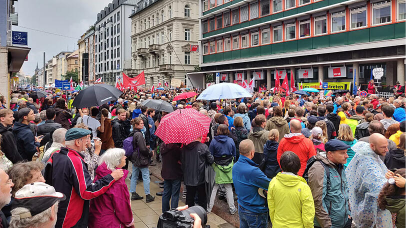 Tausende Menschen protestieren in München bei der #ausgehetzt-Demo. Die Bilder.