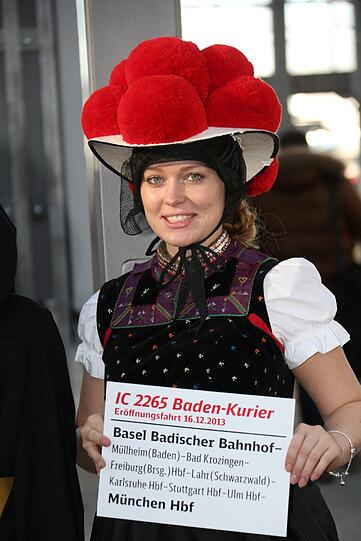 Zur Schwarzwälder Tracht tragen nicht vergebene Schönheiten einen Bollenhut in Rot. Für Verheiratete sind die Bollen auf dem Strohhut schwarz. Hut-Gewicht: 2,5 Kilo!