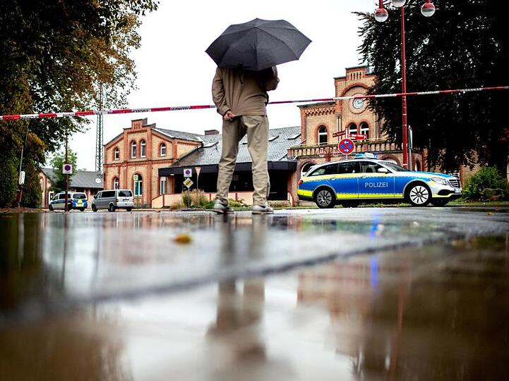 Polizeiabsperrung am Bahnhof in Elze.