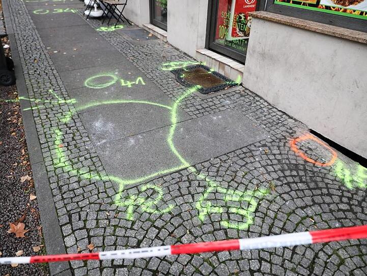 Markierungen der Polizei auf dem Fußweg vor einem Dönerladen in Halle.
