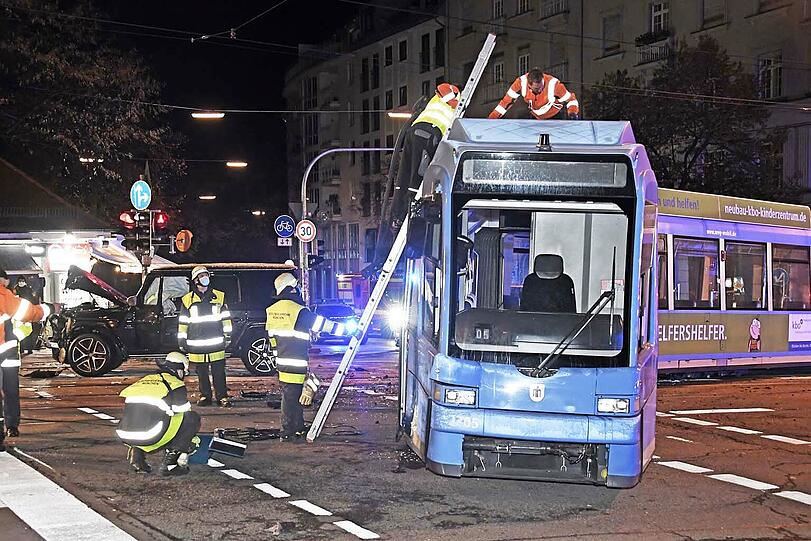 Der heftige Aufprall des in der Grundausstattung ab 150.000 Euro erhältlichen Fahrzeugs warf den Triebwagen aus dem Gleis - die Tram kam erst kurz vor dem Fußweg der Reichenbachbrücke zum Stehen.