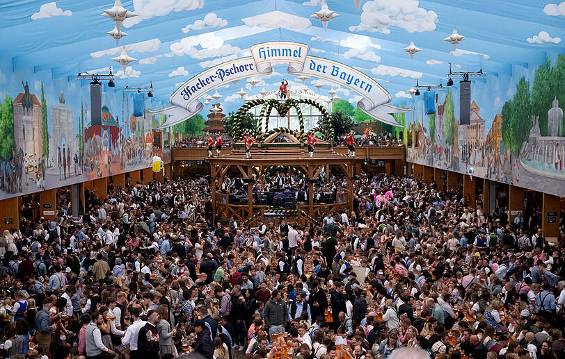 Zahlreiche Gäste feiern im Hacker-Pschorr-Zelt den Beginn der Wiesn.