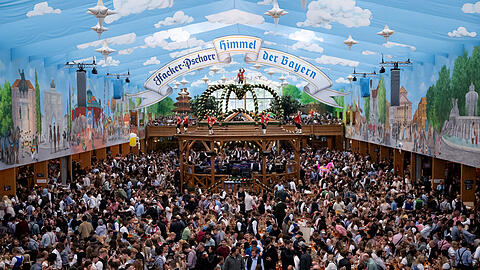 Zahlreiche Gäste feiern ab 16. September im Hacker-Pschorr-Zelt, ziehen nach der Wiesn dann Studienanfänger hier ein?