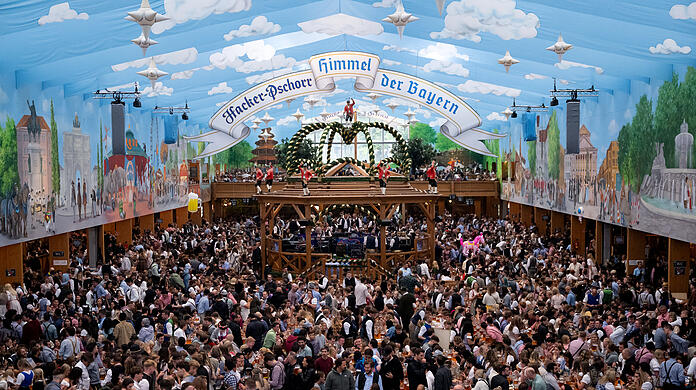 Zahlreiche Gäste feiern ab 16. September im Hacker-Pschorr-Zelt, ziehen nach der Wiesn dann Studienanfänger hier ein?