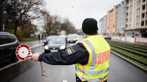 Ein Polizist stoppt an einer Kontrollstelle ein Fahrzeug mit seiner Kelle. Wer betrunken fährt und erwischt wird, muss die MPU meistern. Manche schummeln dabei.