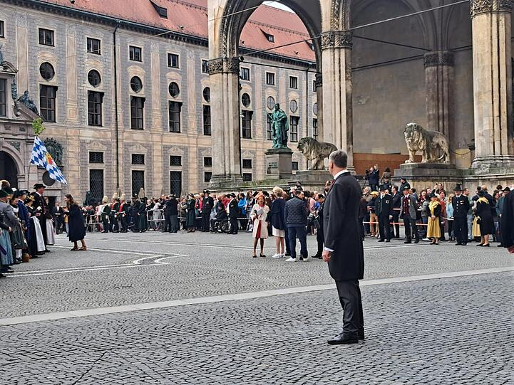 Neben den geladenen Gästen versammeln sich auf dem Odeonsplatz auch zahlreiche Schaulustige.