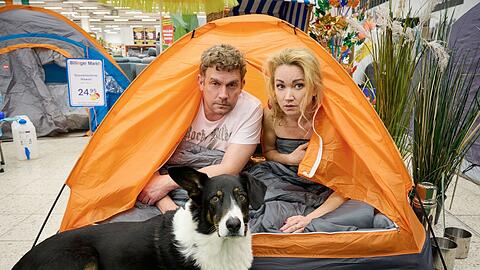 Sebastian Bezzel als Franz und Lisa Maria Potthoff als Susi in einer Szene des Films "Rehragout-Rendezvous". Für Autorin Rita Falk hat der Film nichts mehr mit ihrem Buch zu tun.