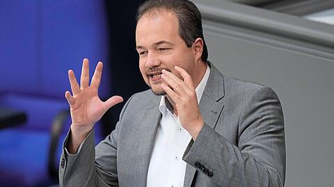 Der Bundestagsabgeordnete Martin Sichert steht am Rednerpult im Bundestag. Eingezogen ist der AfD-Funktionär über die Landesliste in Bayern. Der Bundestagsabgeordnete Martin Sichert steht am Rednerpult im Bundestag. Eingezogen ist der AfD-Funktionär über die Landesliste in Bayern.