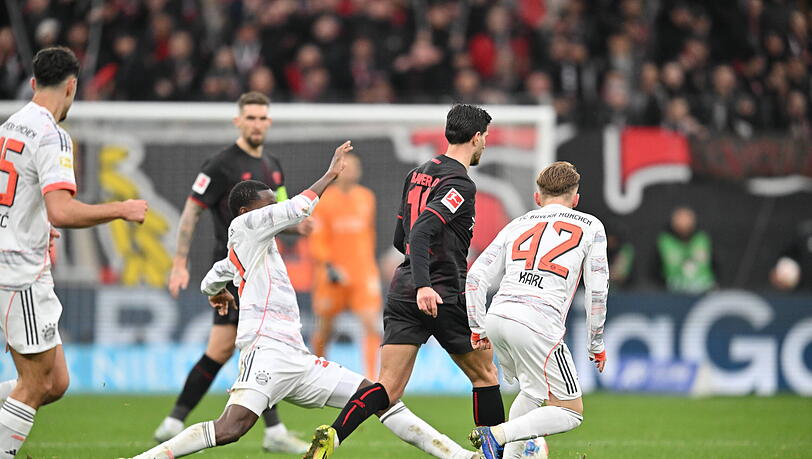 Sah nach diesem Foul die Rote Karte: Bayern-St&uuml;rmer Nicolas Jackson.