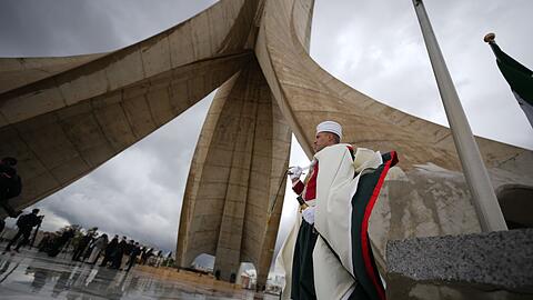 Der erste Weg f&uuml;hrte den Papst in Algier zu einem Denkmal.