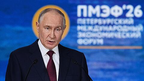Kremlchef Wladimir Putin lehnte beim Wirtschaftsforum das Angebot des ukrainischen Pr&auml;sidenten Wolodymyr Selenskyj zu einem Treffen f&uuml;r direkte Friedensgespr&auml;che ab.