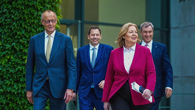 Beschwingt wirken die vier Koalitionäre am Tag nach dem Durchbruch. Beschwingt wirken die vier Koalitionäre am Tag nach dem Durchbruch.