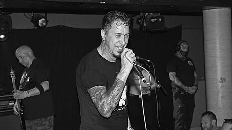 Lou Koller von Sick of It All w&auml;hrend eines Auftritts in London.