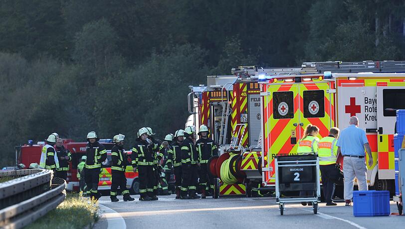Der Reisebus kippte am Morgen um. Die Polizei ist im Einsatz. Der Reisebus kippte am Morgen um. Die Polizei ist im Einsatz.