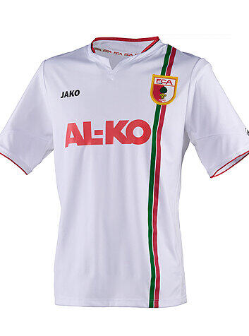 Letztes Jahr war es das Heimtrikot, dieses Jahr haben die Augsburger das weiße Jersey bei den Auswärtseinsätzen an. Grün-rote Längsstreifen setzen farbliche Akzente.