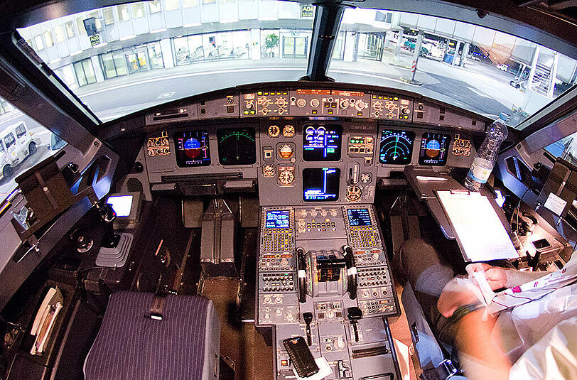 Blick in das Cockpit des verunglückten Airbus A320 mit der Kennung D-AIPX der Fluggesellschaft Germanwings.