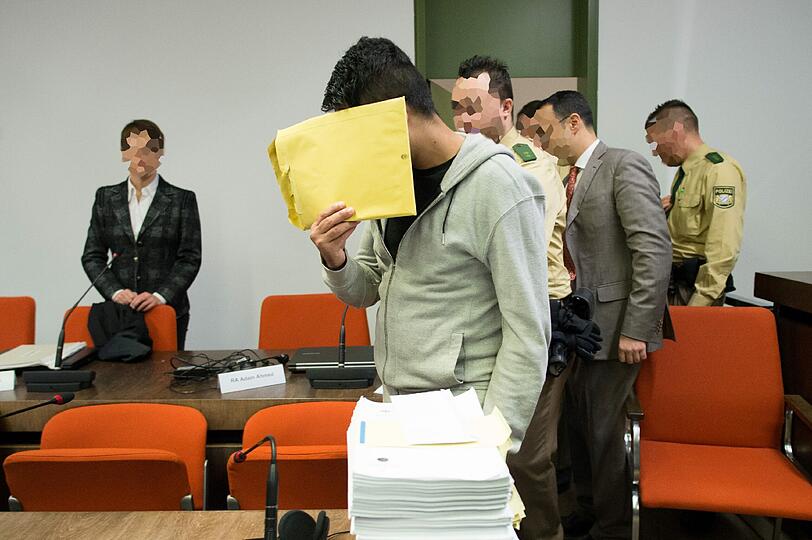 Der Angeklagte Harun P. (M) vor dem Auftakt im Prozess im Oberlandesgericht München am 20.01.2015.