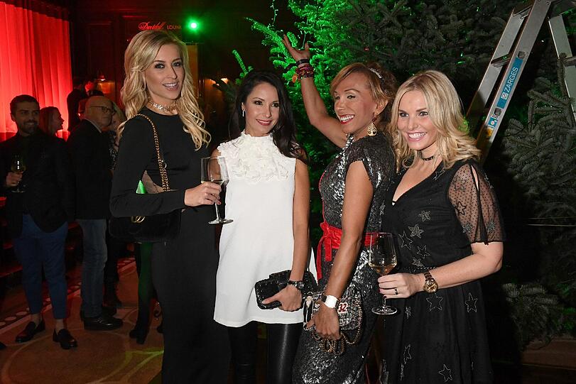 Von links nach rechts: Die Moderatorin Verena Kerth, die Designerin Joana Danciu, Julia Prillwitz und das Model Alexandra Geissel.