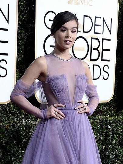 Tüll und zartes Rosa! Das Kleid von Hailee Steinfeld schreit schon nach Fasching