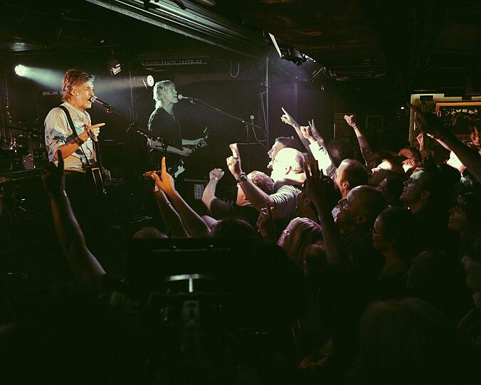 Ex-Beatle Paul McCartney tritt im Cavern Club auf. Der 76-Jährige begeistert trotz drückender Hitze 250 Fans mit seiner fast jugendlichen Spielfreude.