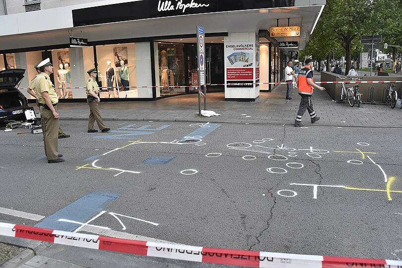Schrecklicher Unfall: Eine 82-Jährige wird mitsamt ihrem elektrischen Rollstuhl unter einem Transporter eingeklemmt.