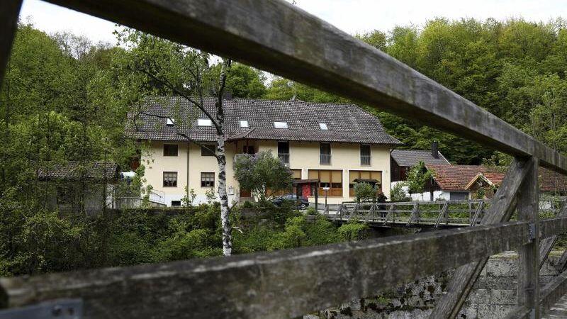 Blick auf die Pension, in der die drei Toten gefunden wurden.