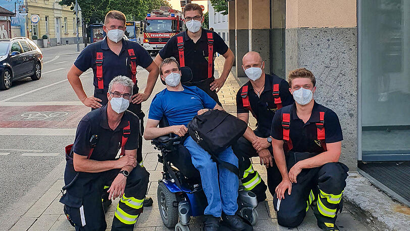 Mit vereinten Kräften brachten die Wehrler den Rollstuhlfahrer aus dem vierten Stock runter ins Erdgeschoss.