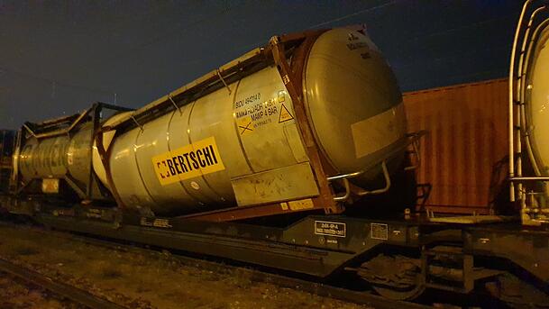 Verursacher der Störung: Der gekippte Tankcontainer. Verursacher der Störung: Der gekippte Tankcontainer.