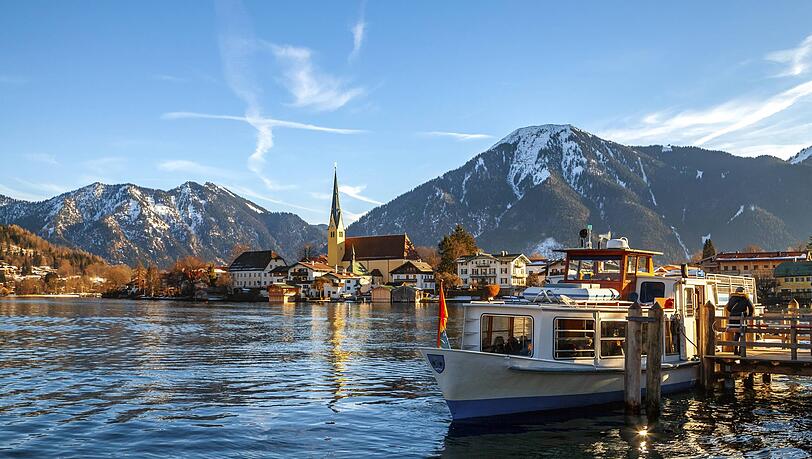 Ein Blick auf das malerische Rottach-Egern am Tegernsee. Ein Blick auf das malerische Rottach-Egern am Tegernsee.