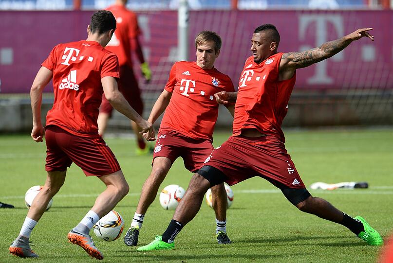 Zweikampf, Kraft, Ausdauer: So schuften die Bayern-Stars beim öffentlichen Training an der Säbener Straße.