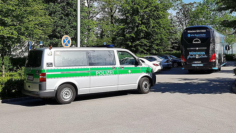 Polizeischutz für die Löwen in Giesing vor der Relegation.