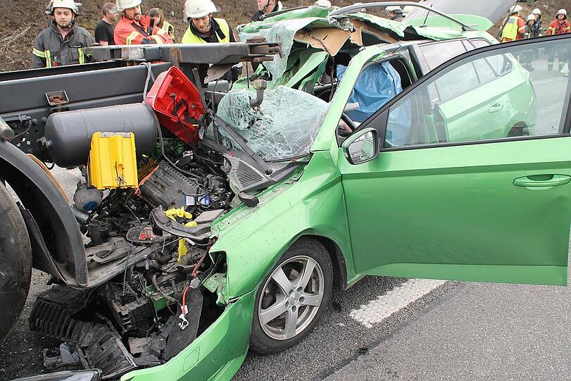 Wie durch ein Wunder konnte der Pkw-Fahrer aus diesem Wrack lebend gerettet werden.