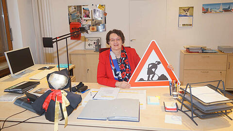 14 Jahre war dieser Bürgermeister-Schreibtisch Christine Strobls zweites Zuhause. Das Baustellenschild, ein Geschenk der Gleichstellungsstelle, nimmt sie mit.