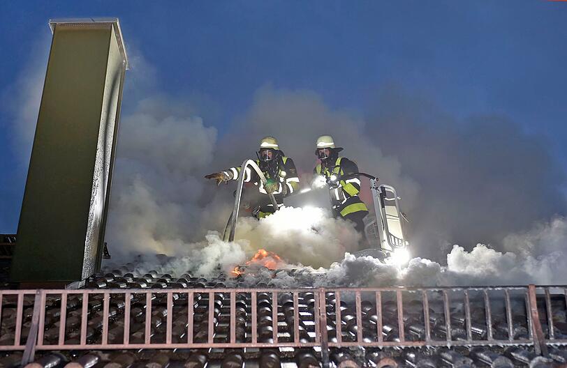 75 Feuerwehrleute kämpften stundenlang gegen das Feuer - die Bilder vom Einsatz.