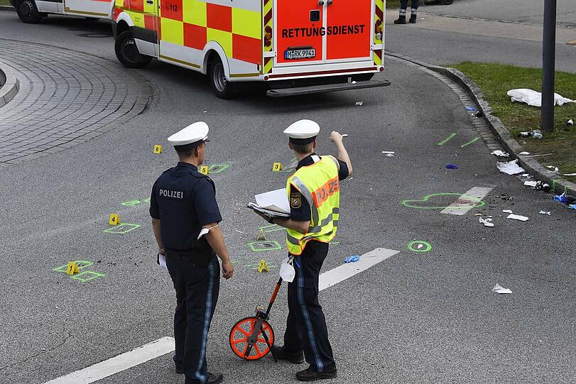 30.07.2021
Lochhamer Str., Gräfelfing; Lkr. München
Anhänger mit Ausflugsgesellschaft umgestürzt; 18 Verl.
Foto: Thomas Gaulke, 81669 München; Tel: 0172/8606334